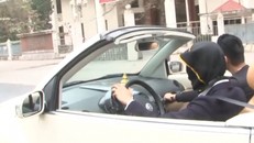 Hãi hùng thanh niên bịt mắt lái ôtô mui trần trên đường Hà Nội