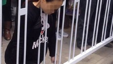 Mắc kẹt ở hàng rào bên đường, cô gái trẻ mang thai chết tức tưởi