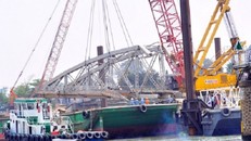Trục vớt thành công hai nhịp cầu Ghềnh bị sập xuống sông