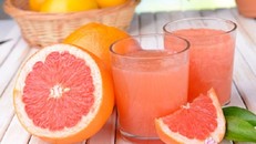 Nguy hại khôn lường khi ống thuốc với nước ép bưởi