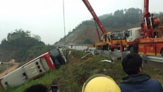 Hàng chục người gào khóc khi xe khách bị lật nghiêng trên cao tốc