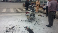 Honda Lead bất ngờ bốc cháy giữa đường phố Hà Nội