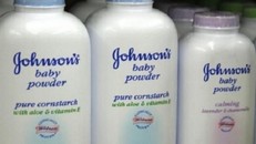 Johnson & Johnson phản hồi về nghi vấn phấn rôm gây ung thư
