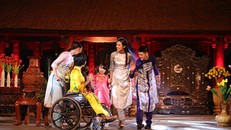 Hoa hậu Ngọc Hân trình diễn áo dài cùng người khuyết tật