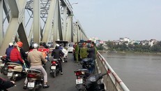 Hà Nội: Cô gái bật khóc xin người yêu không nhảy cầu