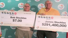 Trúng giải độc đắc Powerball 500 triệu USD mà không hay biết