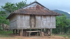 Cả nhà bị xa lánh vì con gái đẹp có tiếng tự tử để giữ chồng