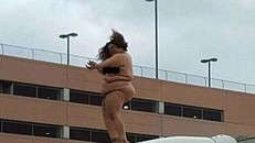 Cô gái 'béo' khỏa thân nhảy múa trên nóc xe tải