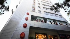 'Tức giận' vì nhặt được tiền trong khách sạn