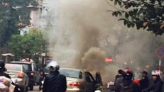 Hà Nội: Ô tô con bất ngờ bốc cháy khiến người đi đường hoảng sợ