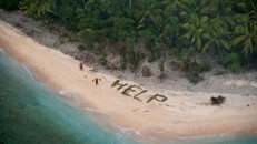 Ba người được giải cứu khỏi đảo hoang nhờ xếp chữ bằng lá cọ