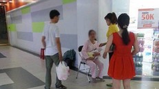 Vợ cho con bú trong siêu thị bị chồng đánh tơi tả
