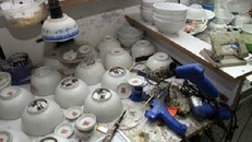 Tiết lộ quy trình sản xuất tinh vi bát gắn chip điện tử