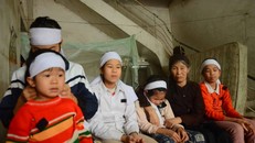 Rơi nước mắt cảnh 6 đứa trẻ bỗng chốc mồ côi cả cha lẫn mẹ