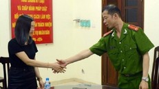 Khi nhận được lời xin lỗi, cô gái tố công an nhổ nước bọt nói gì?