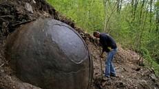 Phát hiện khối cầu khổng lồ bí ẩn trong rừng ở Bosnia