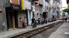 Hành động ‘phạt con cởi truồng trên phố’ có vi phạm pháp luật?