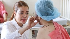 Nữ sinh bị tạt axit được Trương Ngọc Ánh tặng 300 triệu