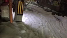 Bọt trắng kỳ lạ xuất hiện sau động đất Nhật Bản