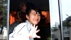 Nữ sinh bị cưa chân rạng rỡ ngày xuất viện về nhà