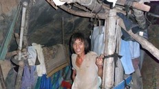 Giận vợ bỏ nhà sống như người tiền sử