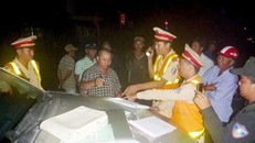 Đánh võng, ép xe cảnh sát giao thông trong đêm