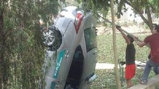 Lạng Sơn: Taxi lao xuống hồ, 4 người trong xe tử vong