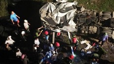 Xe đầu kéo lao xuống sông Hương, tài xế chết kẹt trong cabin