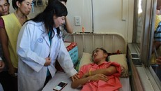 BV 'tắc trách' nhận đóng viện phí cho nữ sinh bị cưa chân