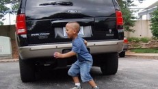 Nghệ An: Lùi xe chở cát, bố vô tình cán chết con gái