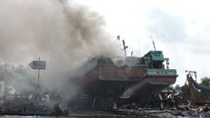 Tàu cá chứa 8.000 lít dầu bốc cháy dữ dội sau tiếng nổ