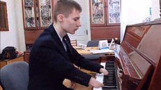 Chàng trai không có ngón tay trở thành thần đồng piano