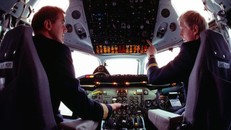 Vì sao phải yêu cầu hành khách đưa điện thoại về chế độ máy bay?