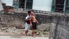 Thưởng nóng công an xã giải cứu con tin bị bắt cóc, khống chế