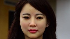 Robot Trung Quốc xinh đẹp: ‘Đừng chụp gần, mặt tôi trông sẽ béo’