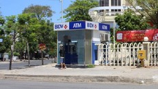 Hà Nội: Bắt 2 người đàn ông TQ trộm 60 triệu đồng từ cây ATM