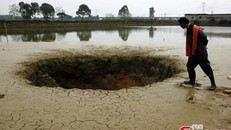 Hố tử thần nuốt trọn 25 tấn cá sau một đêm 