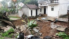 'Hố tử thần' xuất hiện tại Hà Nội, nuốt chửng đường thôn