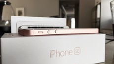 4 màn ‘tra tấn’ iPhone SE cực dã man để thử độ bền