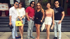 Trấn Thành ôm Hari Won hạnh phúc 'tự sướng' bên bạn bè