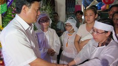 Bí thư Đinh La Thăng viếng đám tang thầy giáo mất vì tai nạn