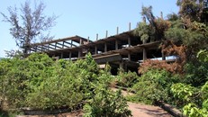 Khách sạn cao cấp bị bỏ hoang thành nơi ở của tội phạm