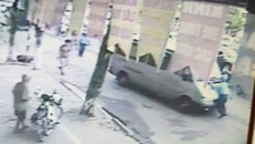 Thanh tra giao thông đánh đu trên cần gạt nước xe khách