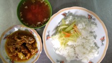 Có một quán cơm giá 'cắt cổ' cạnh bệnh viện lớn ở Hà Nội?