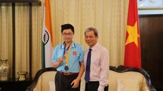 Đinh Vũ Tùng Lâm chụp ảnh cùng Tham tán Đại sứ quán Việt Nam tại Ấn Độ khi giành huy chương bạc tại kỳ thi Olimpic toán học trẻ năm 2017 tại Ấn Độ (X-IMC)