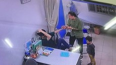Bác sĩ bị người nhà bệnh nhi đấm liên tiếp vào mặt...