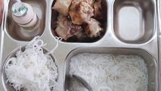 Chi 50.000 đồng một ngày, phụ huynh trường Ban Mai tố bữa ăn nghèo nàn