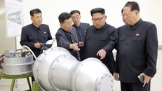 Nhà lãnh đạo Triều Tiên Kim Jong-un trong một lần kiểm tra đầu đạn hạt nhân. Ảnh: Getty Image