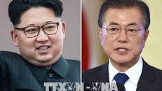 Tổng thống Hàn Quốc Moon Jae-in (phải) và nhà lãnh đạo Triều Tiên Kim Jong-un (trái). Ảnh: AFP/TTXVN