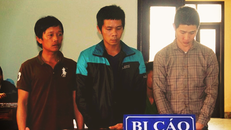 Ba đối tượng hành hung bác sĩ trước tòa - Ảnh: H.SÂM